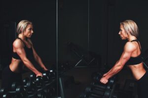 woman working lifting weights to build muscle