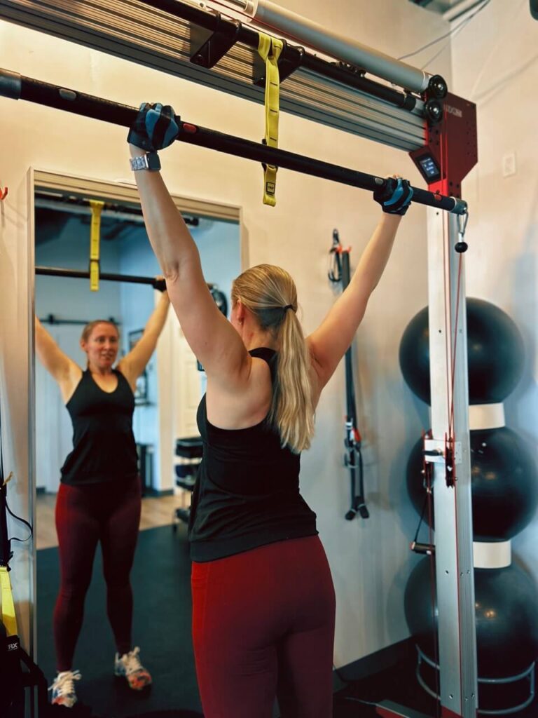 Elizabeth is working out Pledge To Fitness Bellaire, her main goal is building muscle and strength.